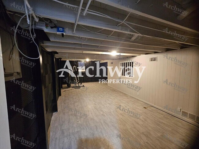 Building Photo - 1600 W Elm Terrace