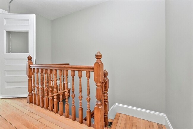 Building Photo - 27 Oak St