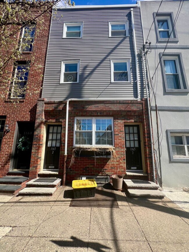 Building Photo - Gorgeous 1-Bedroom Bi-Level Apartment in Passyunk Square! Available NOW!