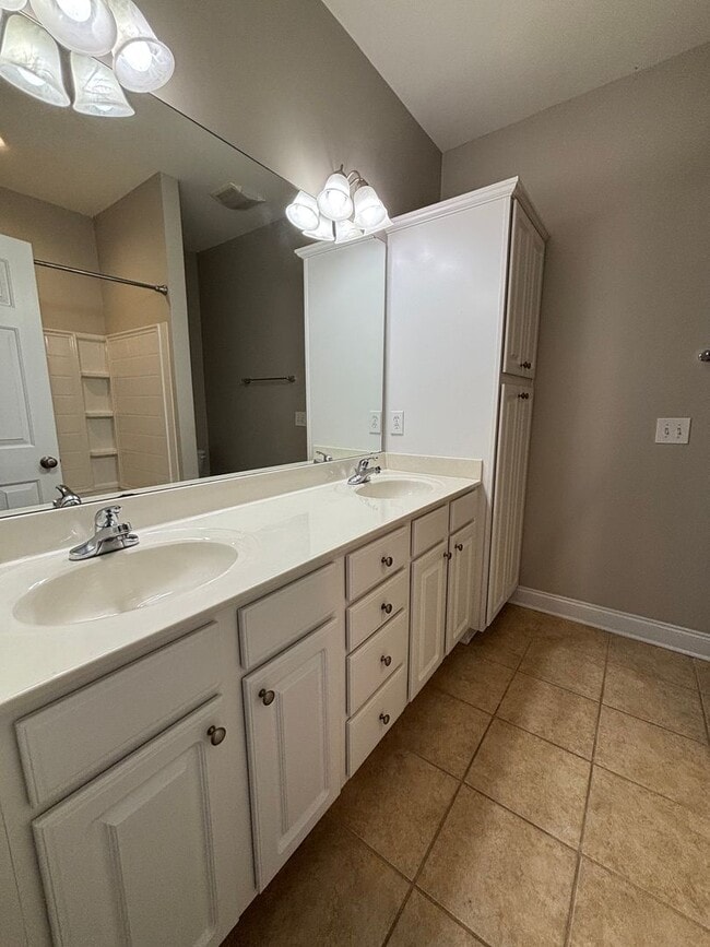 Building Photo - AVAILABLE NOW! End-Unit Townhouse in Pennington Square