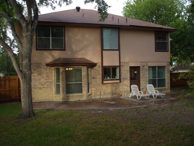 Building Photo - Beautiful home with 3 bedroom, 2.5 bath, game room and 2 car garage!