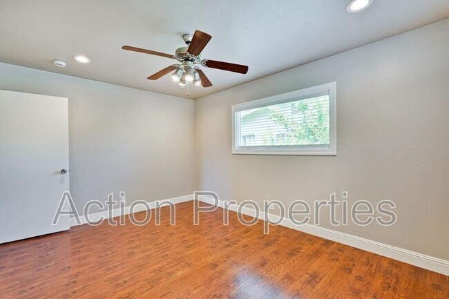 Building Photo - 4545 Moorpark Ave