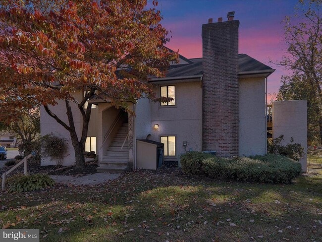 Building Photo - 10 Pine Woods Ct