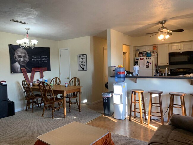 Building Photo - Spacious 3 Bedroom Apartment!