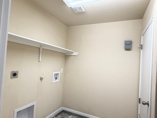 Building Photo - Welcome home to 621 Cavan!