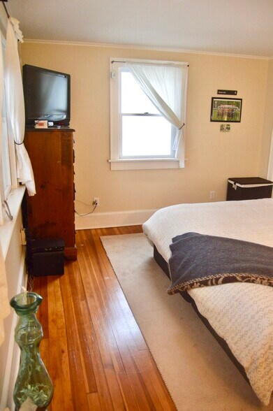 Building Photo - 56 Ash St