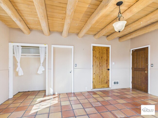 Building Photo - 204 Solana Dr