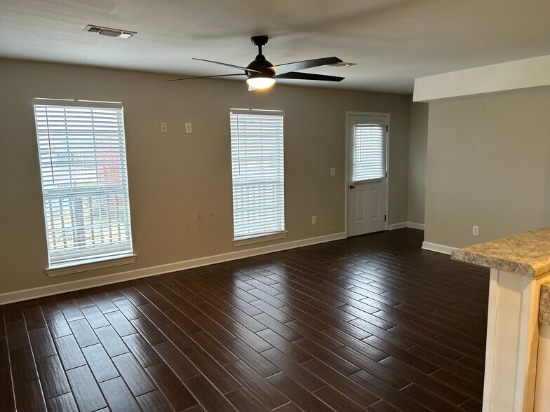 Building Photo - 1313 Saint Andrews Ln