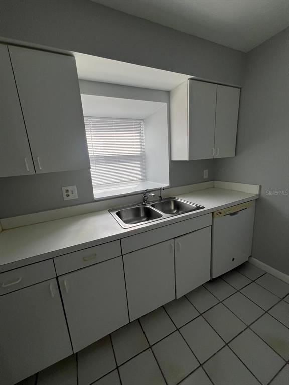 Building Photo - 9122 Tudor Dr