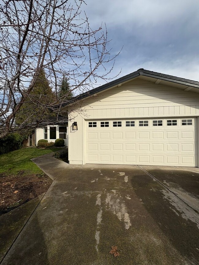 Building Photo - 4 Bed 2 Bath House Modern Comfort Meets En...