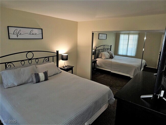 Building Photo - 3145 E Flamingo Rd