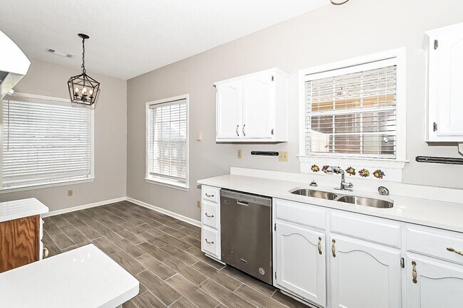 Building Photo - 8672 Overcup Oaks Dr