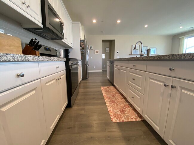 Building Photo - 45131 Landing Pl