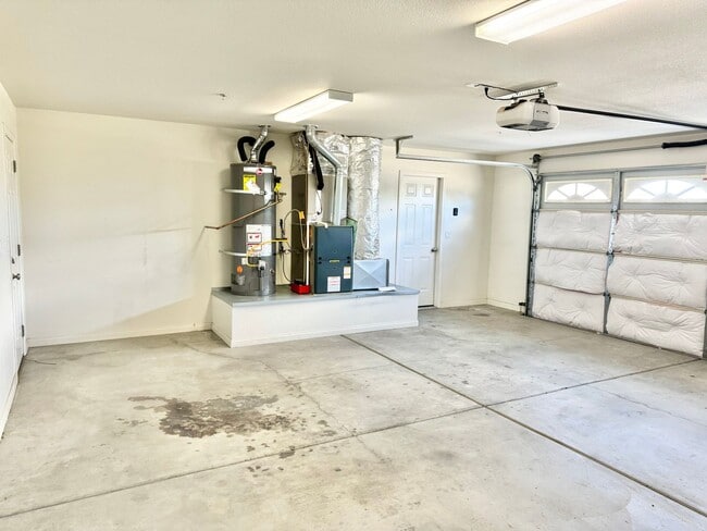 Building Photo - Huge 3 bed 2 bath Home In Storey Park Neig...