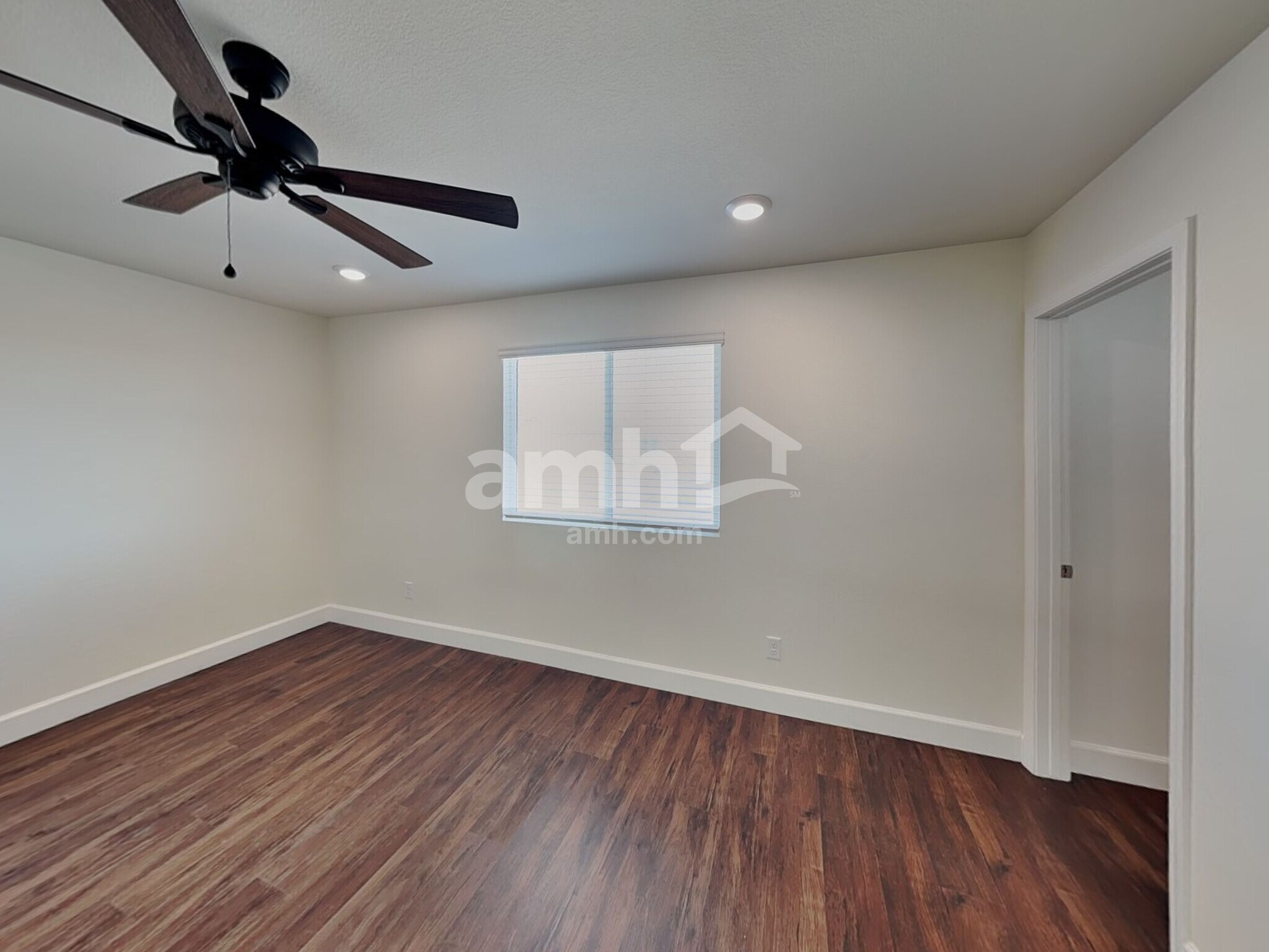 Building Photo - 556 Topiary Pk Ave