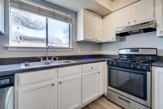 Building Photo - Broken Spoke - SOLA Townhome - 2BD - 1BA -...