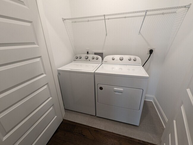 Building Photo - AVAILABLE NOW! 2-Bed/2-Bath Condo in Franklin