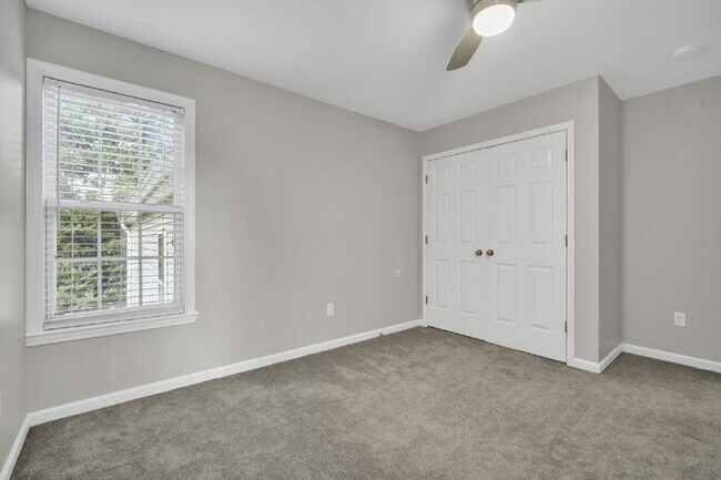 Building Photo - Charming 3BR/3BA Home with Lawn Care Included - Prime Simpsonville Location!