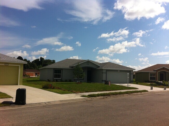 Building Photo - Well maintained 3/2/2 with pond view and community pool