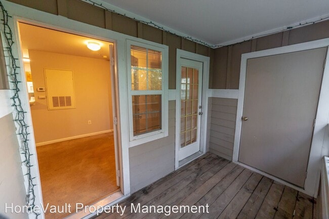 Building Photo - 9811 Campus Walk Ln