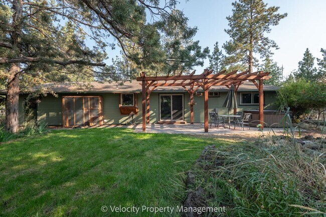 Building Photo - Beautiful home on a large half acre lot!