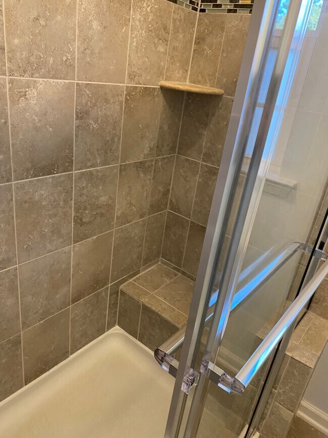 Building Photo - -- AVAILABLE MAY 8TH -- 3 BR / 3.5 BA End Unit Townhome, Available May 8th!