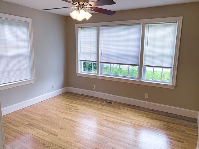 Building Photo - Fenced in 4 bedroom home for 4 or 3 people!
