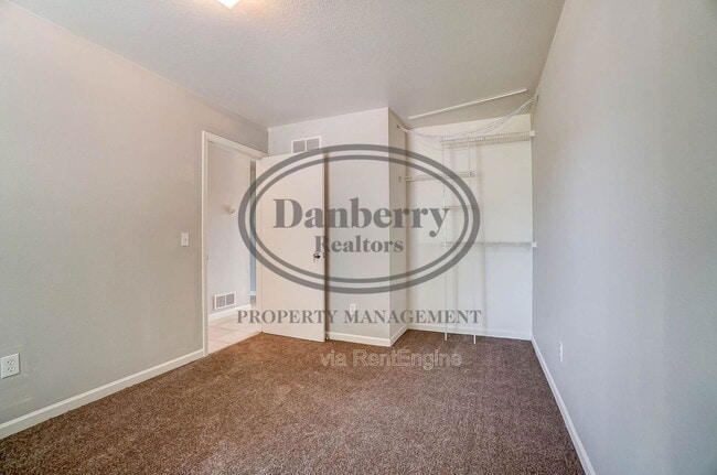 Building Photo - 3733 Willow Run Dr