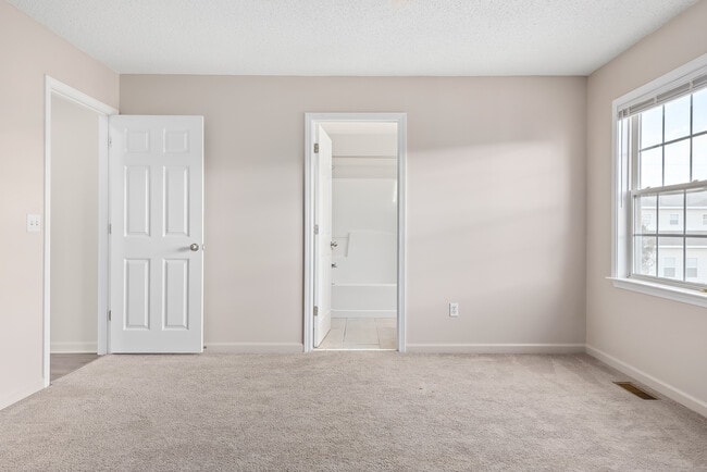 Building Photo - 33 Courtyard Way