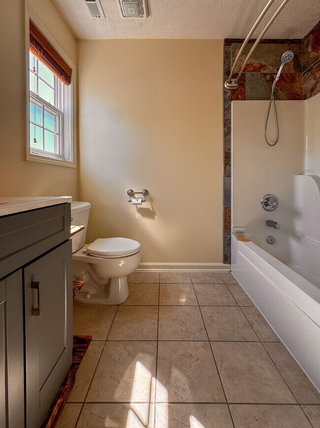 Building Photo - Lovely 4 Bed 2 Bath Home in Hope Mills