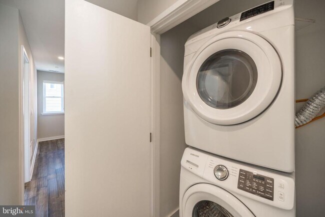 Building Photo - 1442 Hope St