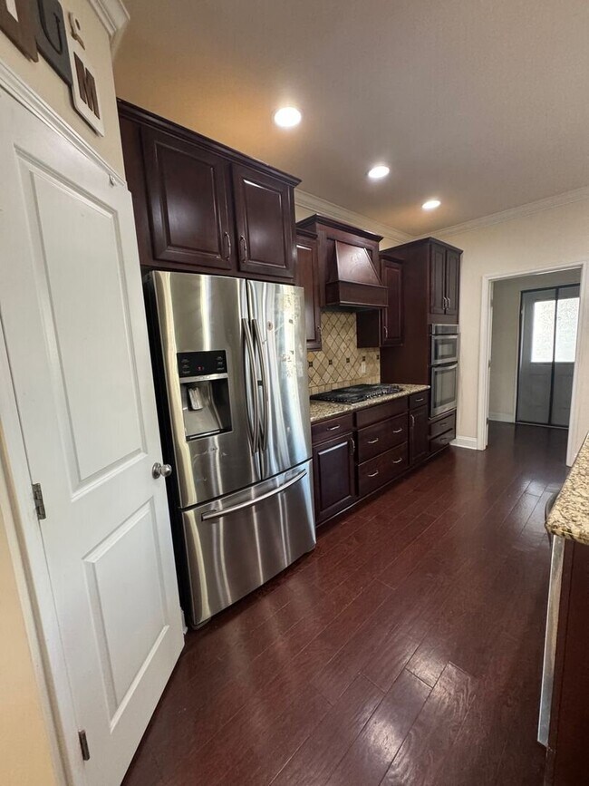 Building Photo - Your Franklin dream rental is here—4 bedrooms, a huge bonus, two en-suites, and an unbeatable loc...