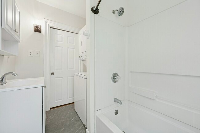 Building Photo - 109 W Queen Ln