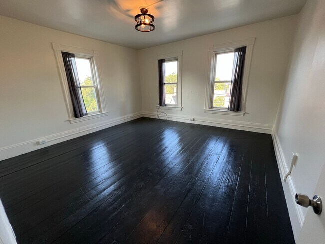 Building Photo - 471 Central St