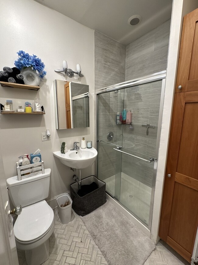 Building Photo - 408 W Briar Pl