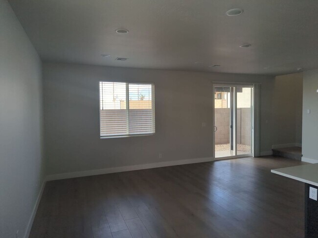 Building Photo - Spacious 4 Bedroom Townhome in Washington!