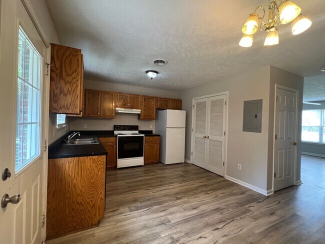 Building Photo - 1505 Center Pointe Dr