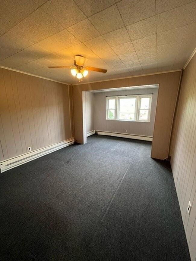 Building Photo - 2 Bedroom 1 Bath