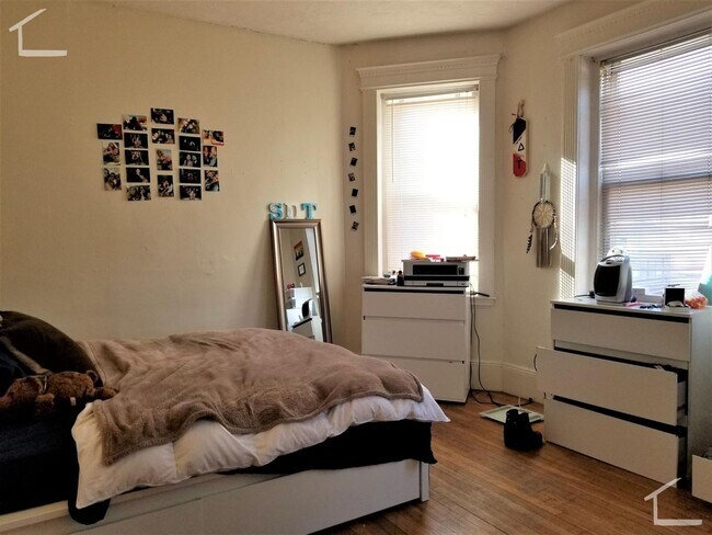 Building Photo - Packard's Corner three bedroom filled with sunlight