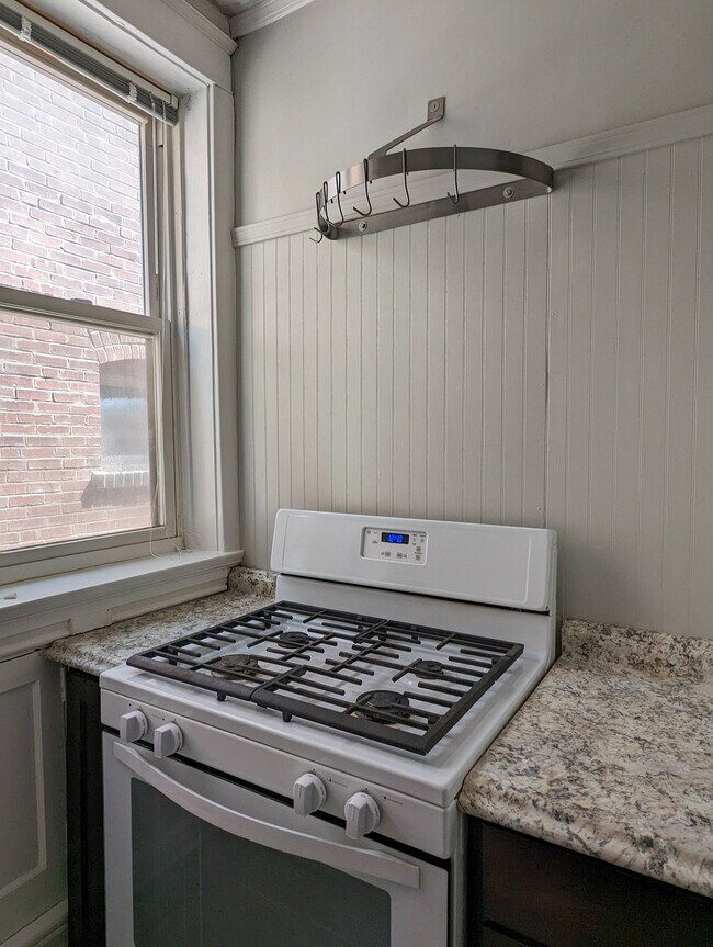 Gas Range - 4547 Shenandoah Ave