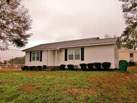Building Photo - Charming 3 Bedroom home