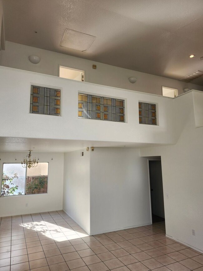 Building Photo - Spacious 4-Bedroom Home in a Prime Location