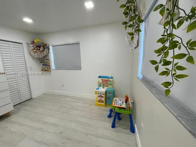 Building Photo - 325 NW 19th Ln