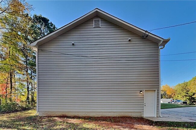 Building Photo - 260 King William Dr