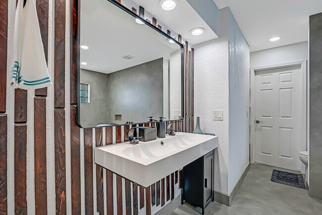 Building Photo - 532 N Palmway