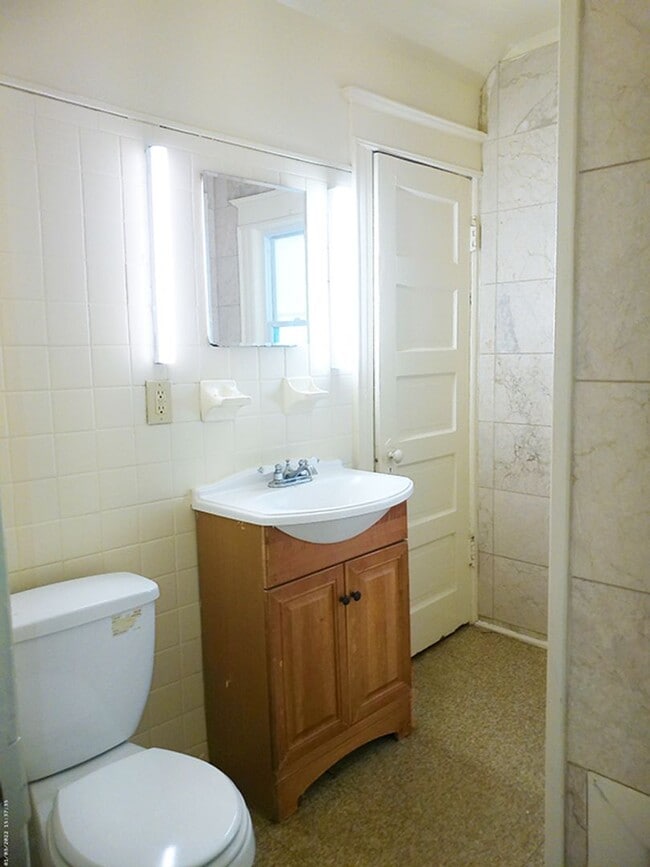 Building Photo - Available 8/1/26- Spacious and Open Two St...