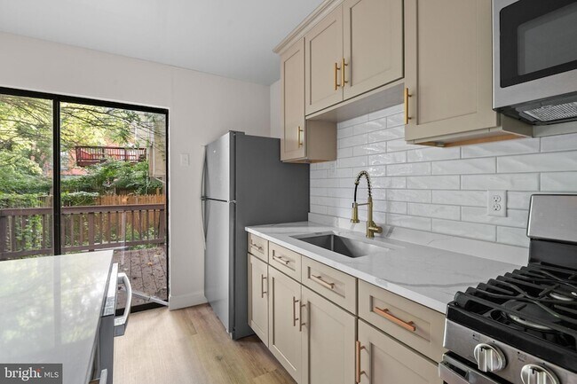 Building Photo - 322 S Poppleton St