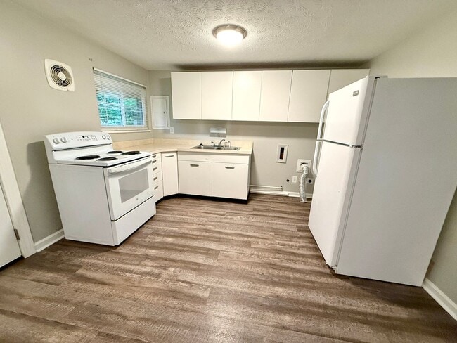 Building Photo - 300 Ives Ln