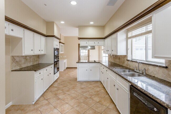 Building Photo - 1703 Plantation Dr