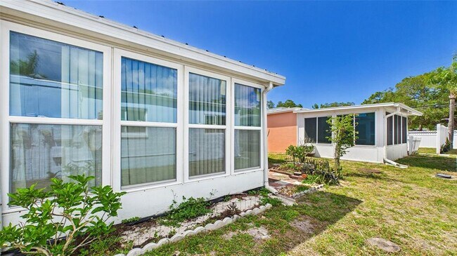 Building Photo - 325 Sky Loch Dr S